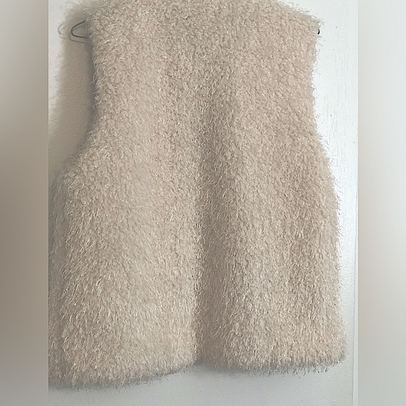 Betsey Johnson Faux Fur Off White Vest .Front Hook Eye Close and Pockets. Size M - Picture 10 of 13